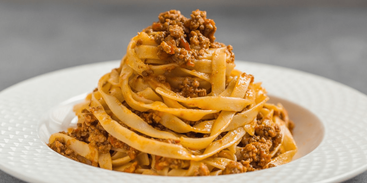 Scopri il segreto della vera tagliatelle al ragù bianco: un’esperienza culinaria da non perdere!