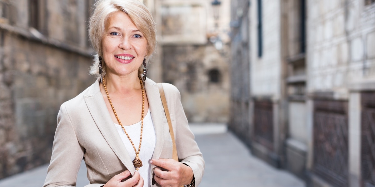 Scopri i segreti dell’eleganza over 50: i must-have che valorizzano la tua silhouette!