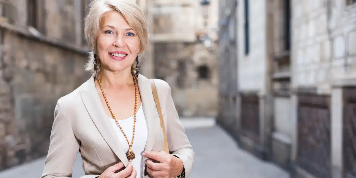 Scopri i segreti dell’eleganza over 50: i must-have che valorizzano la tua silhouette!